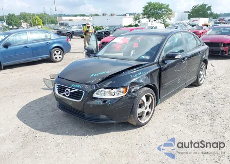 2011 Volvo S40 T5/T5 R-Design z USA, uszkodzony, nr VIN YV1672MS9B2543152